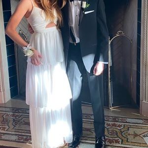 White tiered Bloomingdale’s Formal/Prom dress